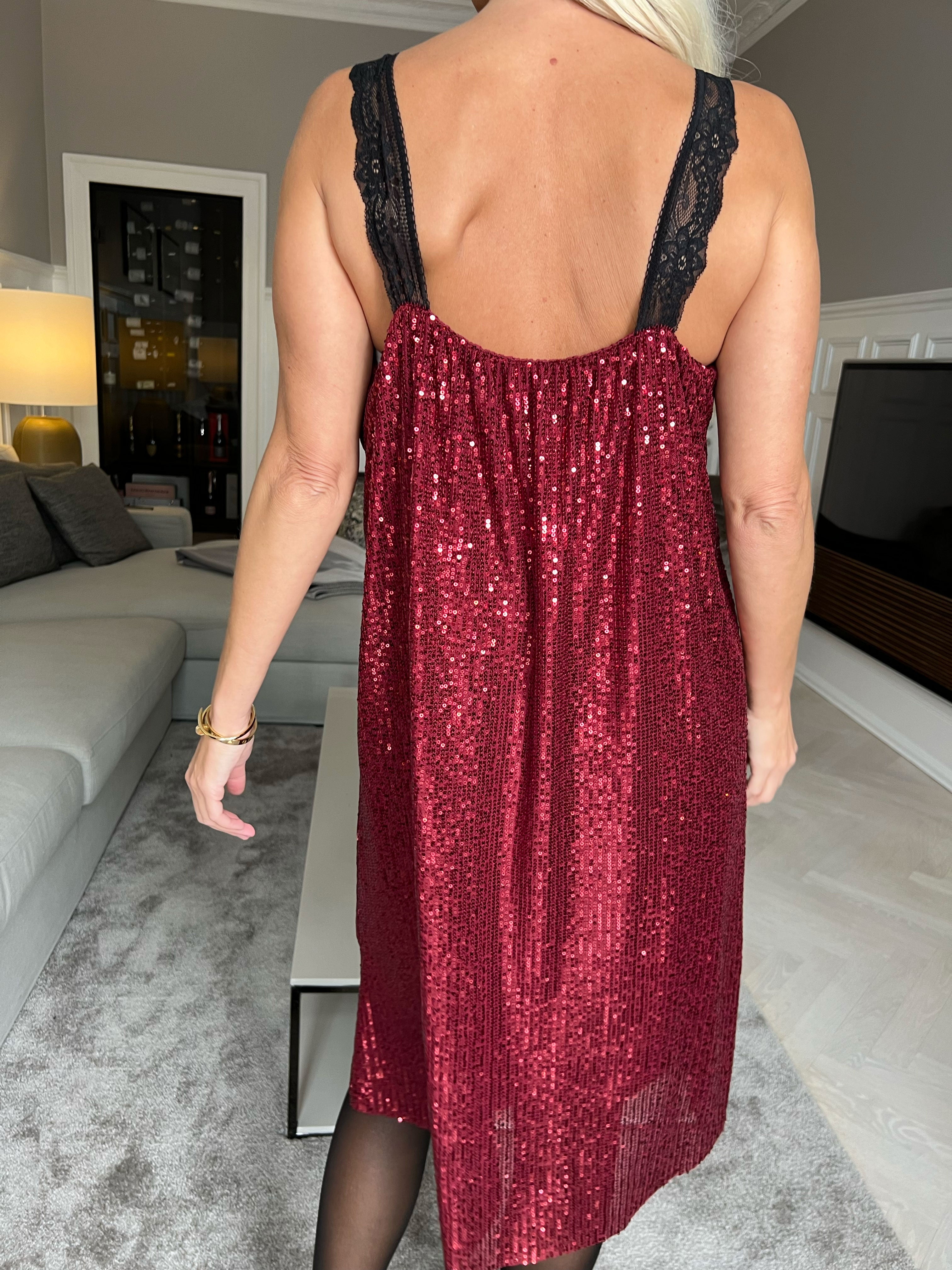 Agathe - Fin pailletkjole med blondestropper